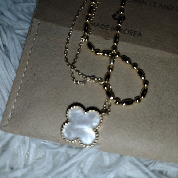 Beautiful plated clover WHITE necklace - Picture 8 of 10
